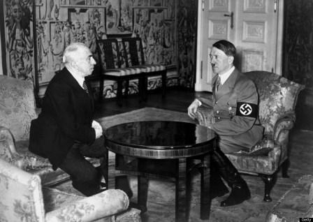 Źródło zdjęcia: https://www.reddit.com/r/HistoryPorn/comments/2hotv2/adolf_hitler_informs_czech_president_emil_h%C3%A1cha
