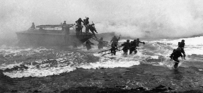 Jack Churchill, na zdjęciu pierwszy z prawej z nieodłącznym mieczem w dłoni. Źródło zdjęcia: http://pl.wikipedia.org/wiki/Jack_Churchill